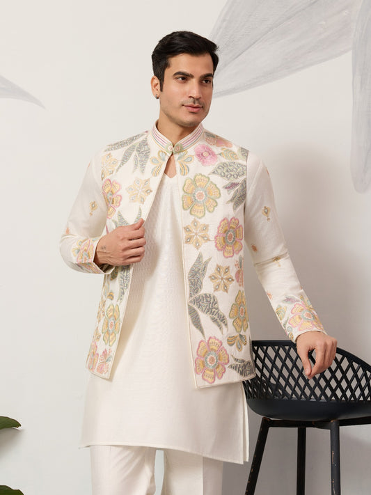Ensemble Kurta Vesti Koti Homme blanc crème avec motifs floraux délicats et broderies de sequins COLLECTION VIVAAN