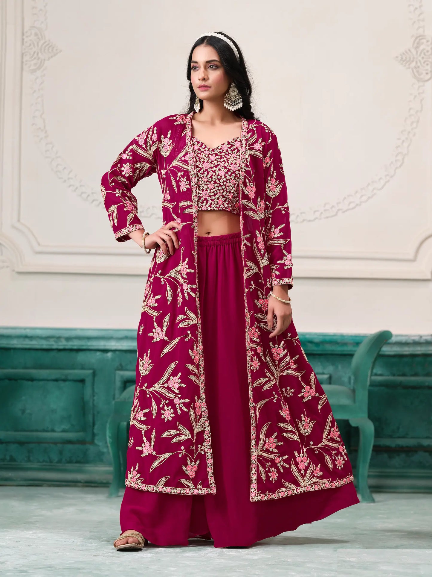Dunkelrosa indo-westliches Georgette-Ensemble mit Fadenstickerei und Pailletten 