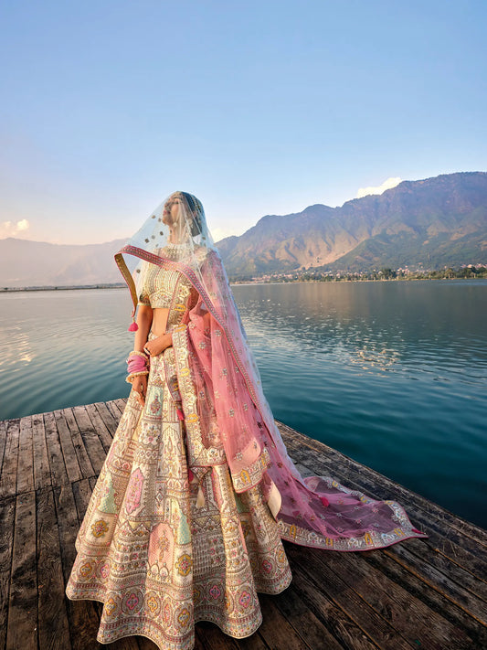 Eleganter rosa-grauer Braut-Lehenga mit Zarkan-Stickerei und Pailletten