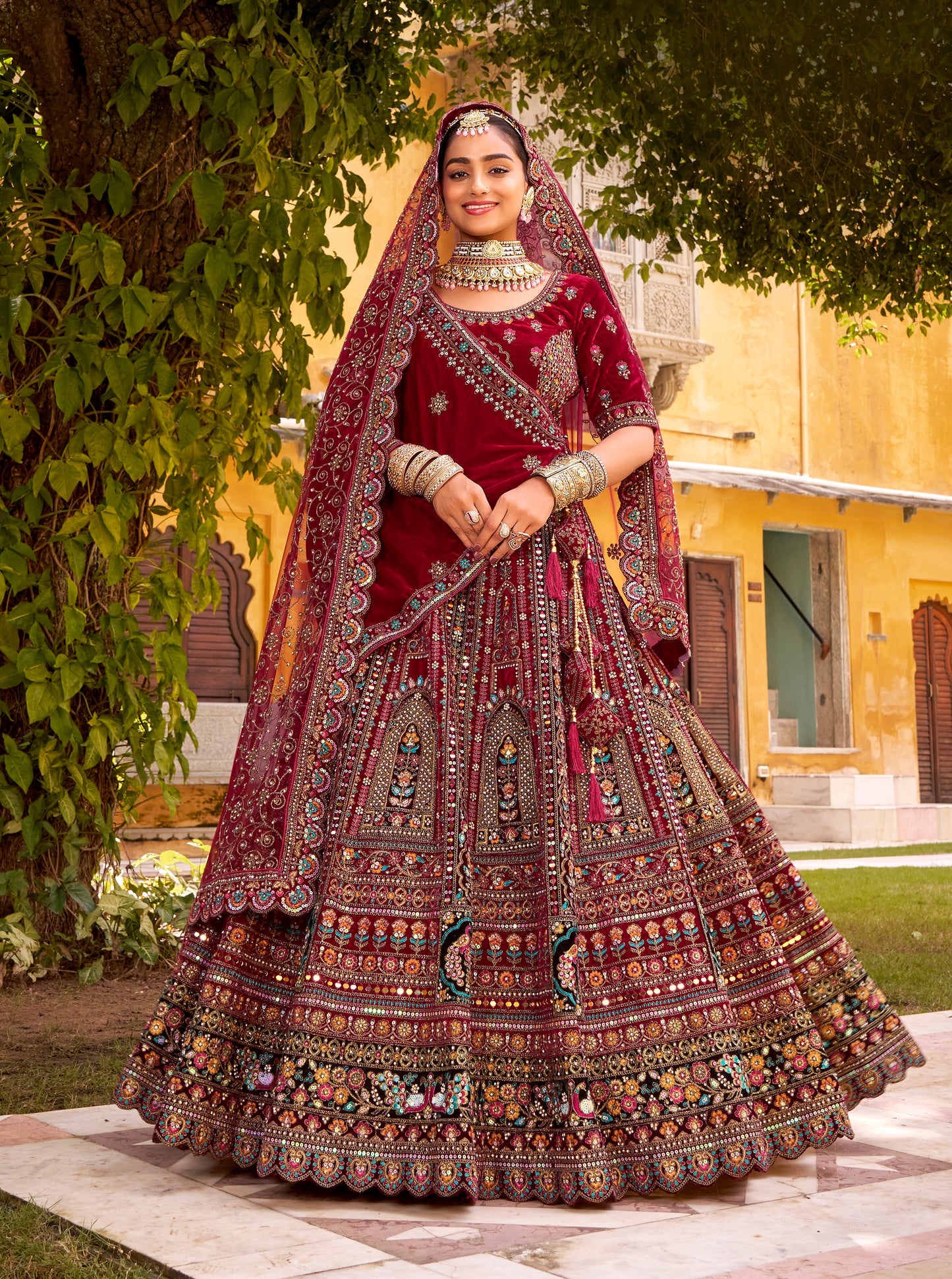 Lehenga de mariée rouge bordeaux foncé traditionnel en velours premium inspiration de créateur COLLECTION SAHIBA