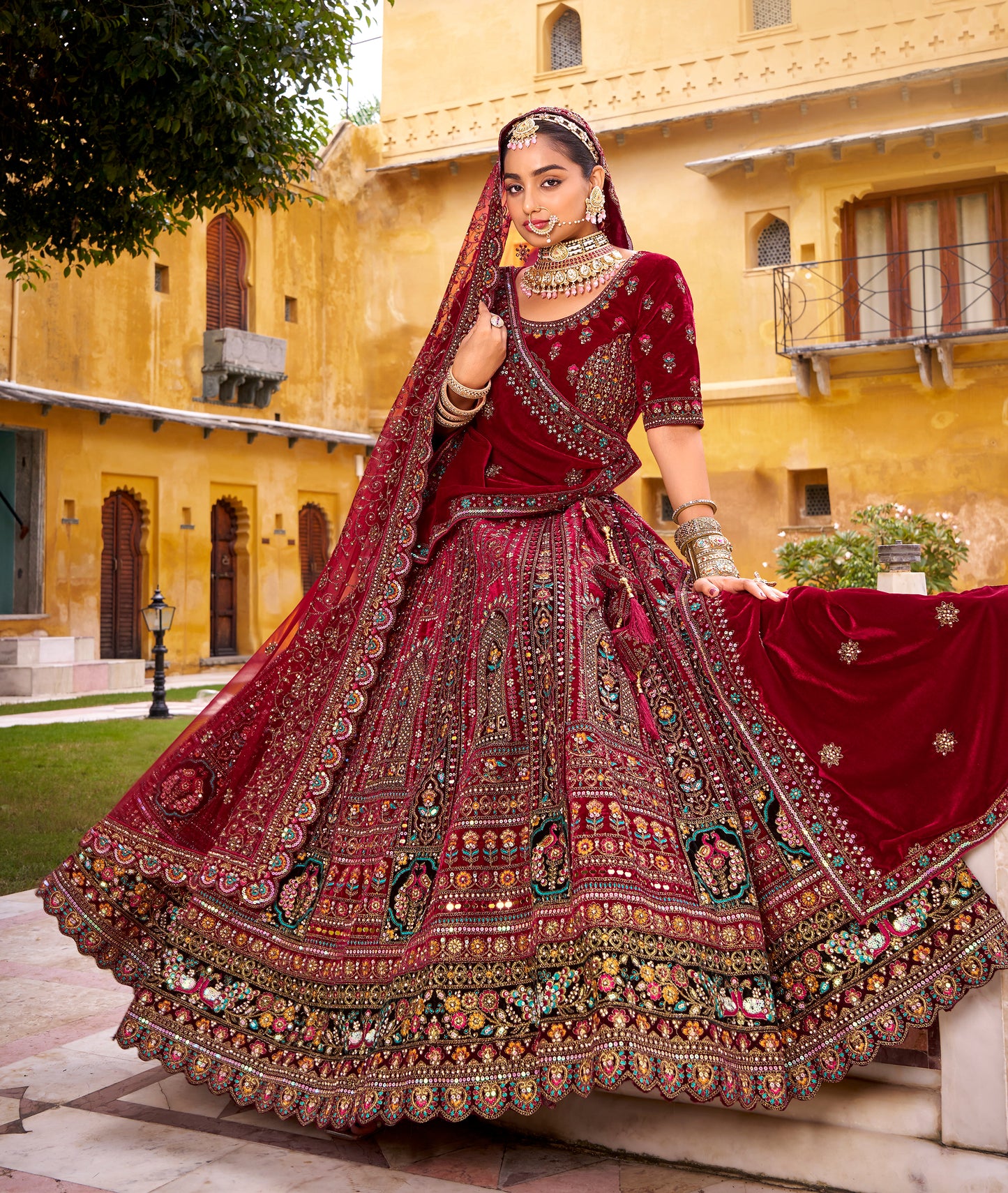 Lehenga de mariée rouge bordeaux foncé traditionnel en velours premium inspiration de créateur COLLECTION SAHIBA