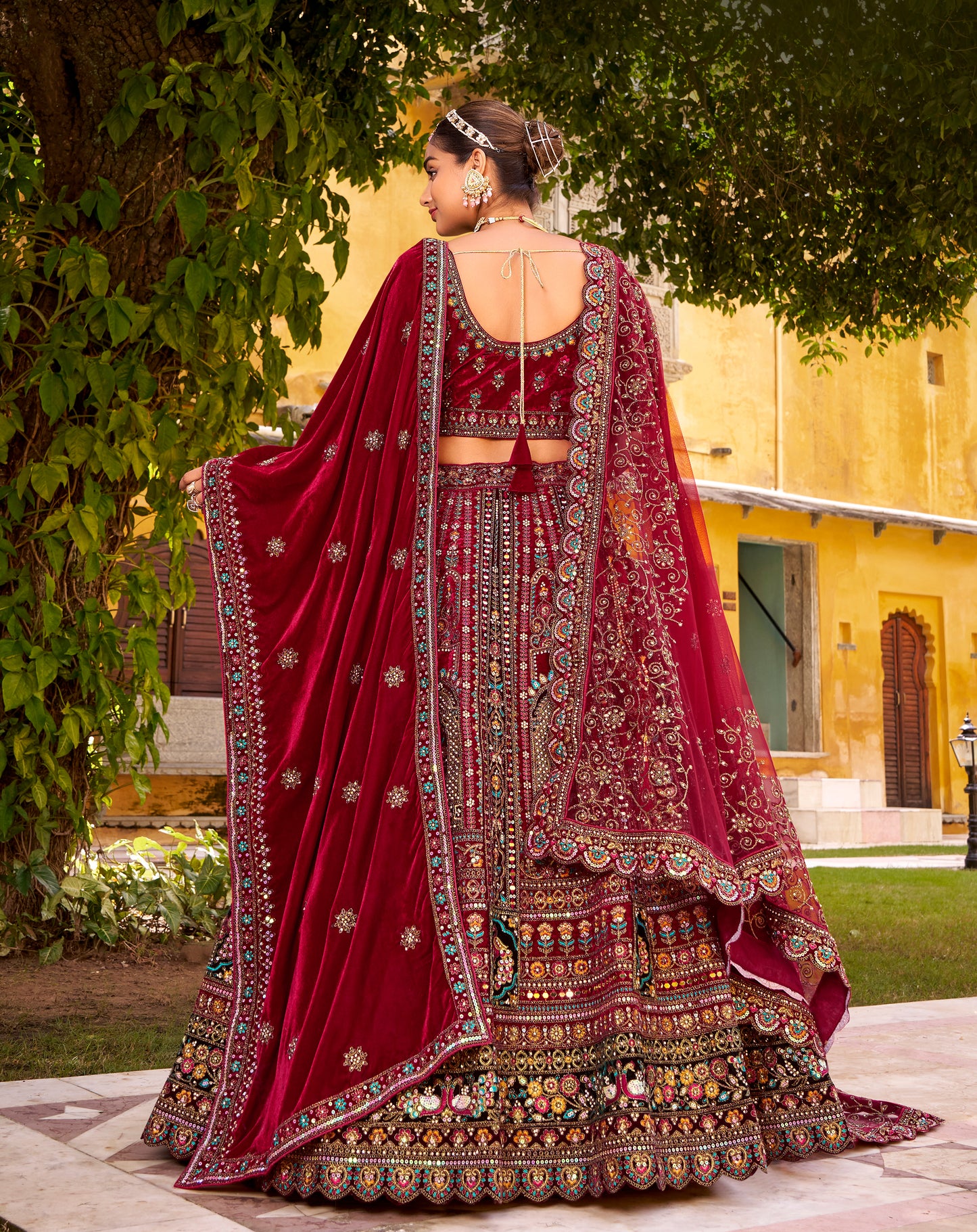 Lehenga de mariée rouge bordeaux foncé traditionnel en velours premium inspiration de créateur COLLECTION SAHIBA