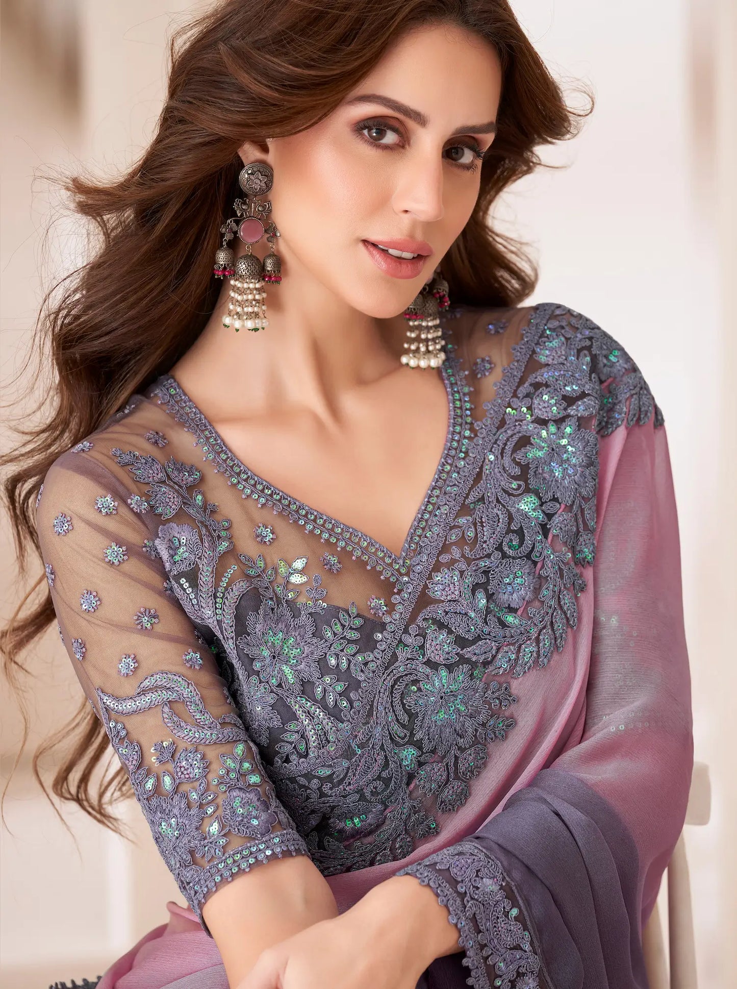 Sari de soirée chiffon dégradée pâle mauve et grise avec broderies de sequins et de fil
