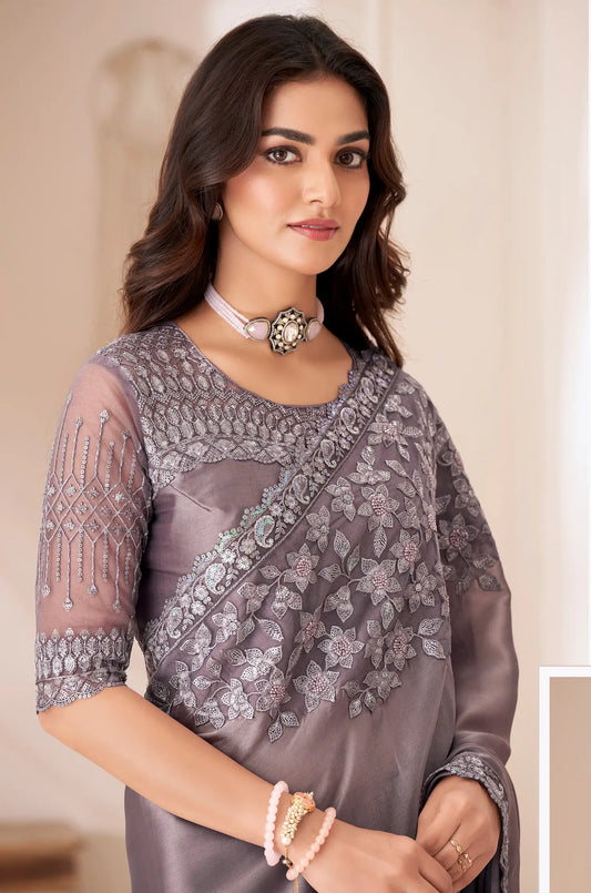 Sari de fête en satin de soie lavande pâle avec broderie de sequins et de fils