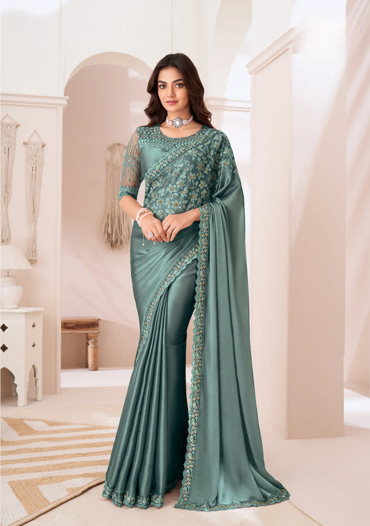 Sari de soirée vert pâle en satin de soie avec broderie de sequins et de fil
