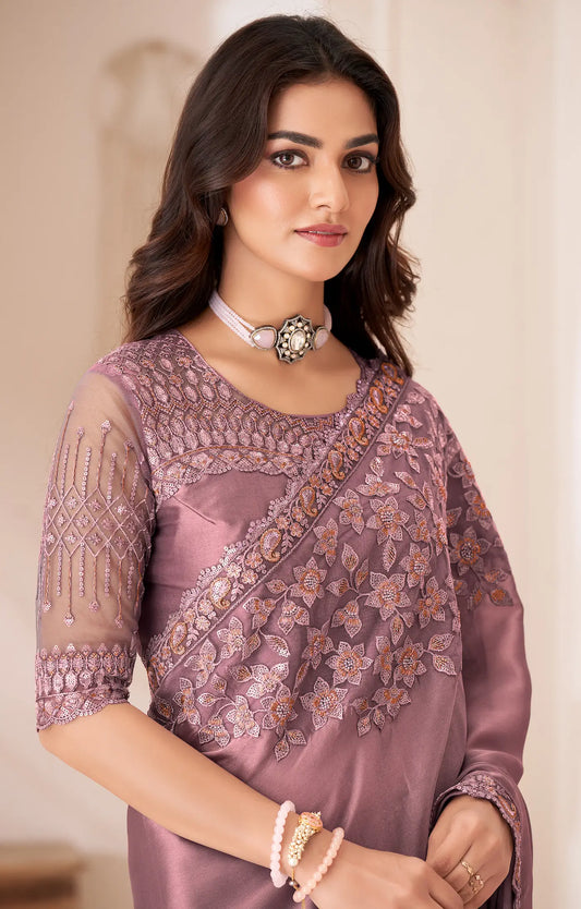Sari de soirée en satin de soie rose mauve avec broderies de sequins et fils
