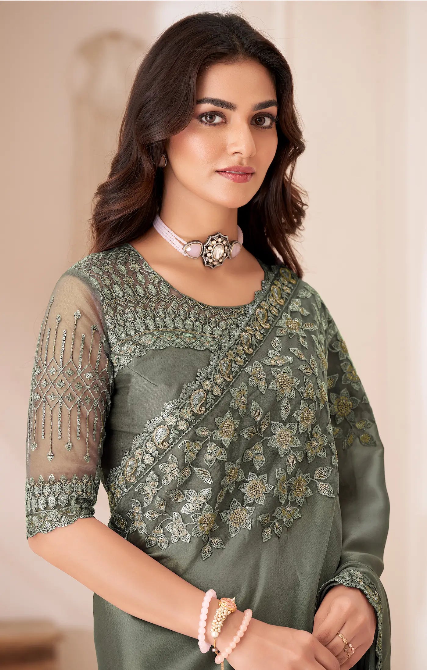 Sari de soirée vert fumé en satin soie avec broderie de sequins et fil