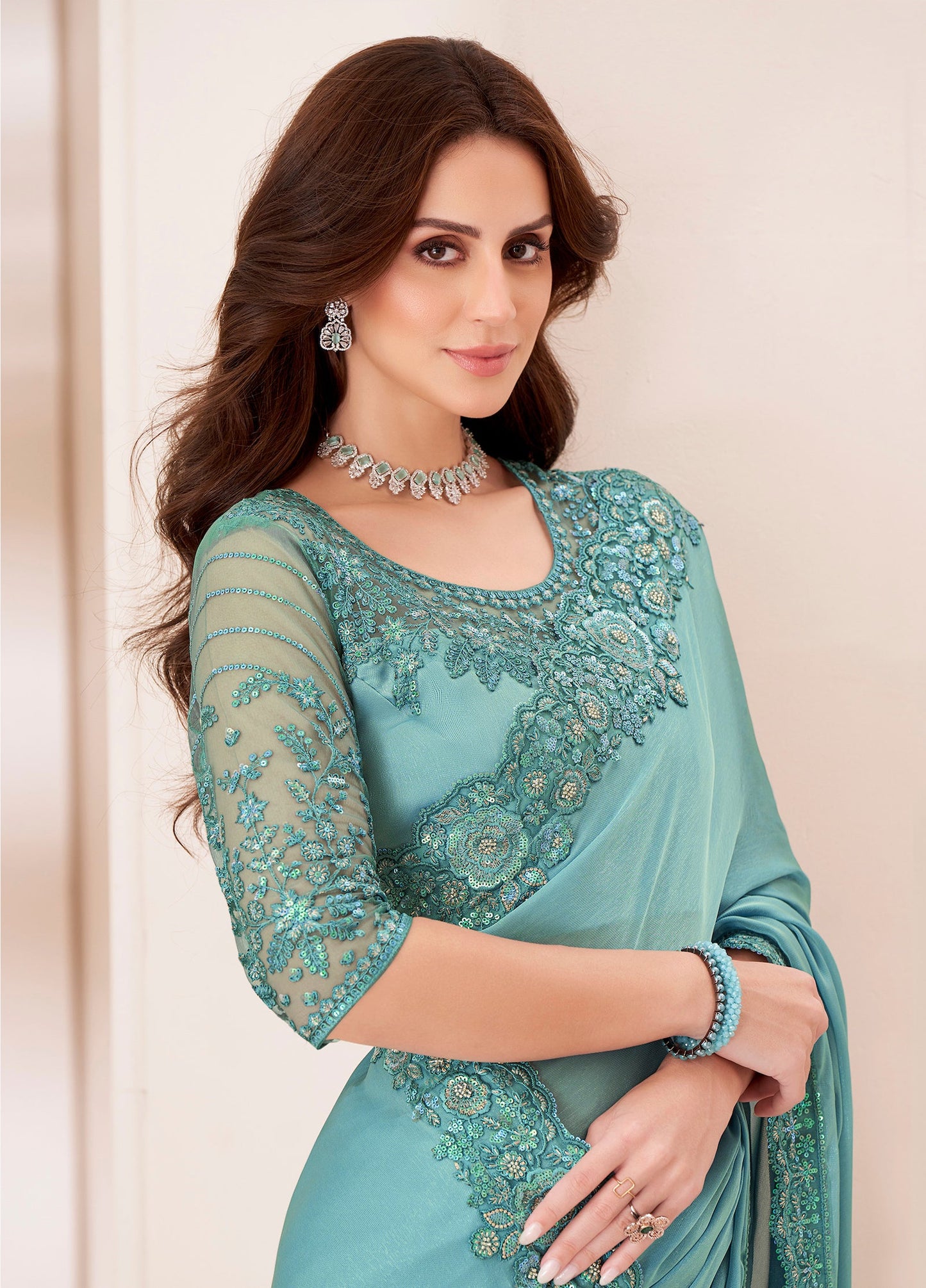 Sari de soirée en satin georgette bleu aqua avec broderie de sequins et fil