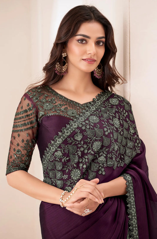 Sari de fête en satin chiffon couleur violet raisin foncé avec broderie de sequins et de fils