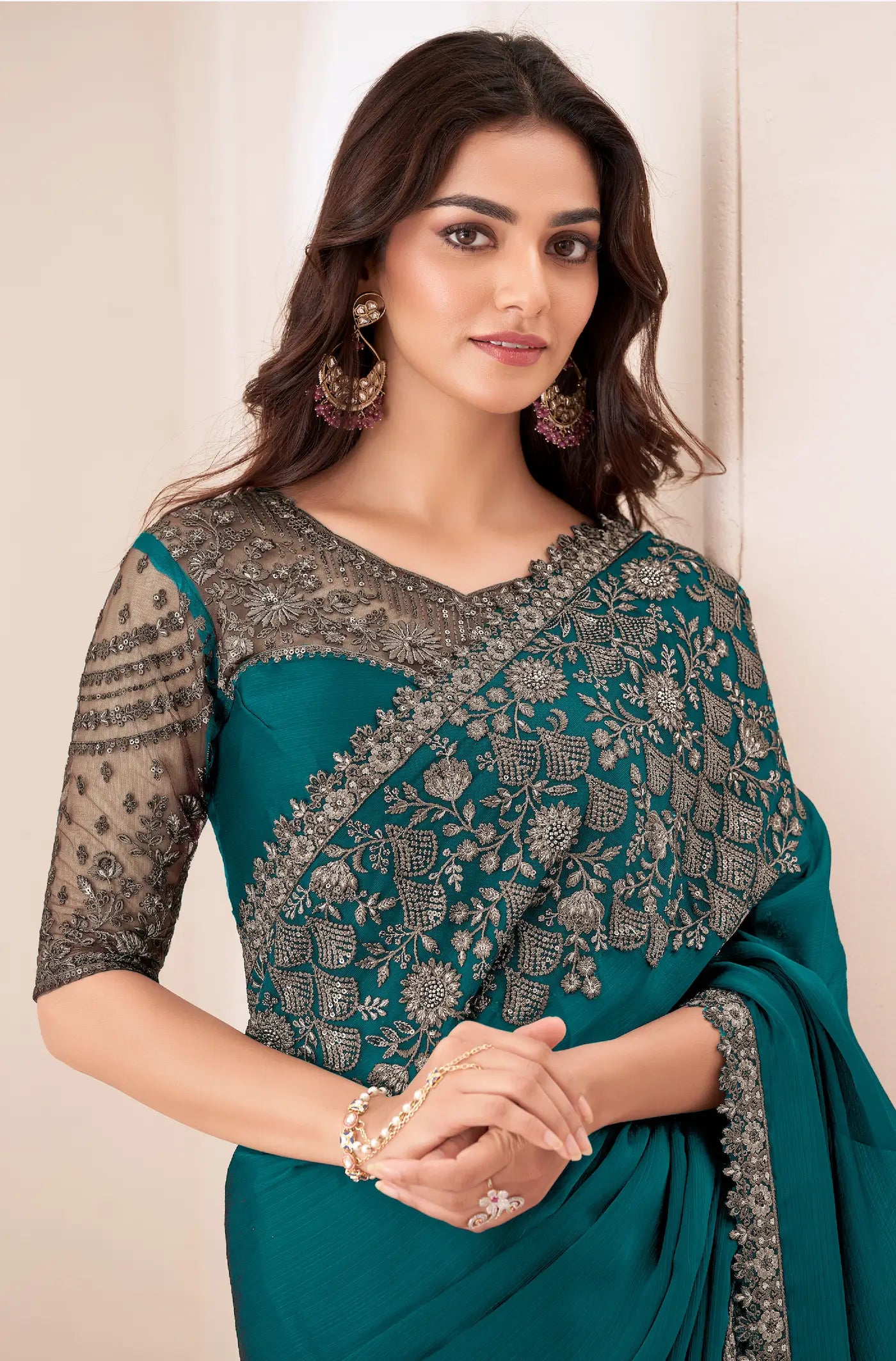 Sari de soirée en satin chiffon bleu canard avec broderie de sequins et fil