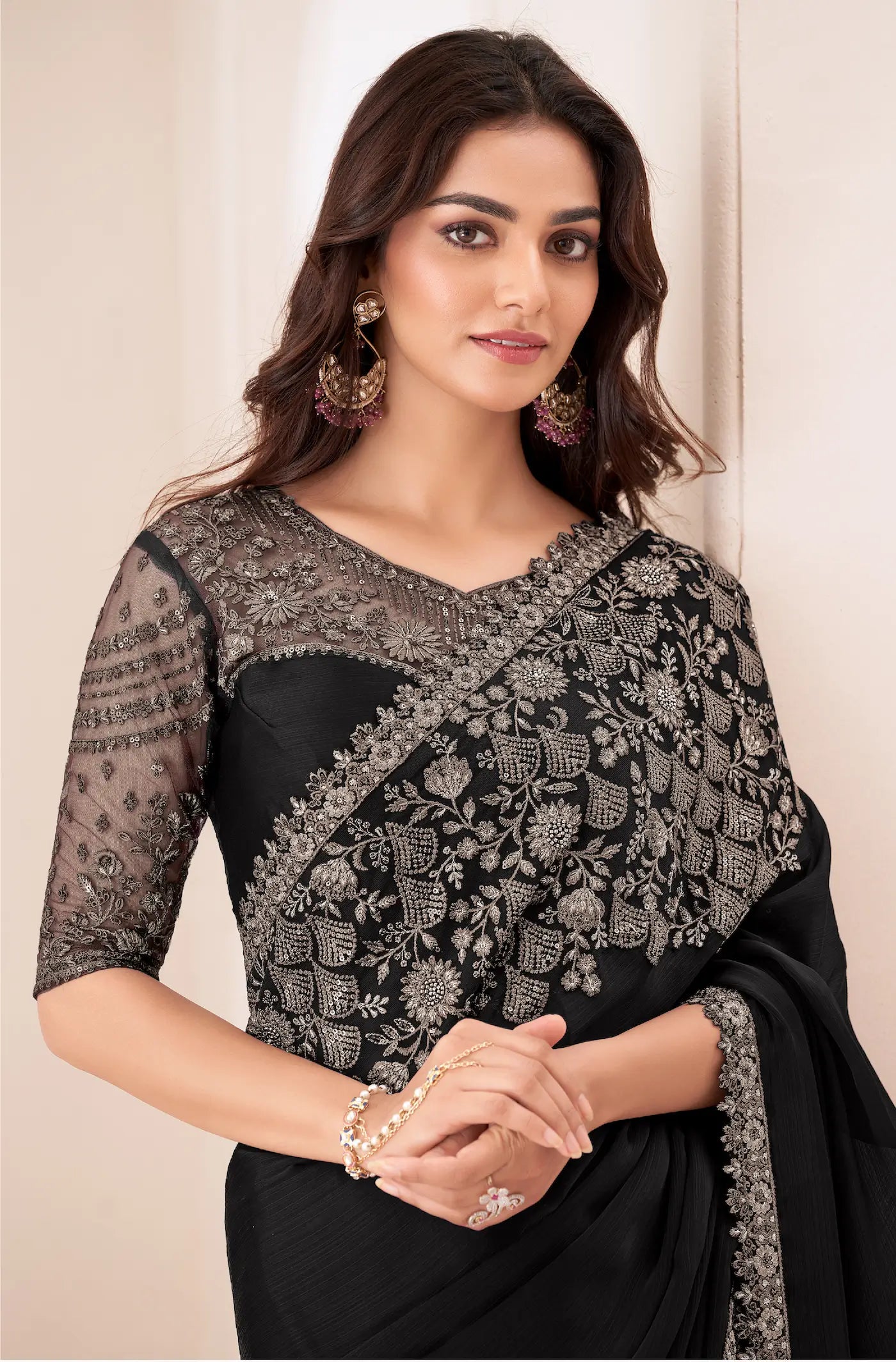 Sari de soirée en satin chiffon noir avec broderie de sequins et fil