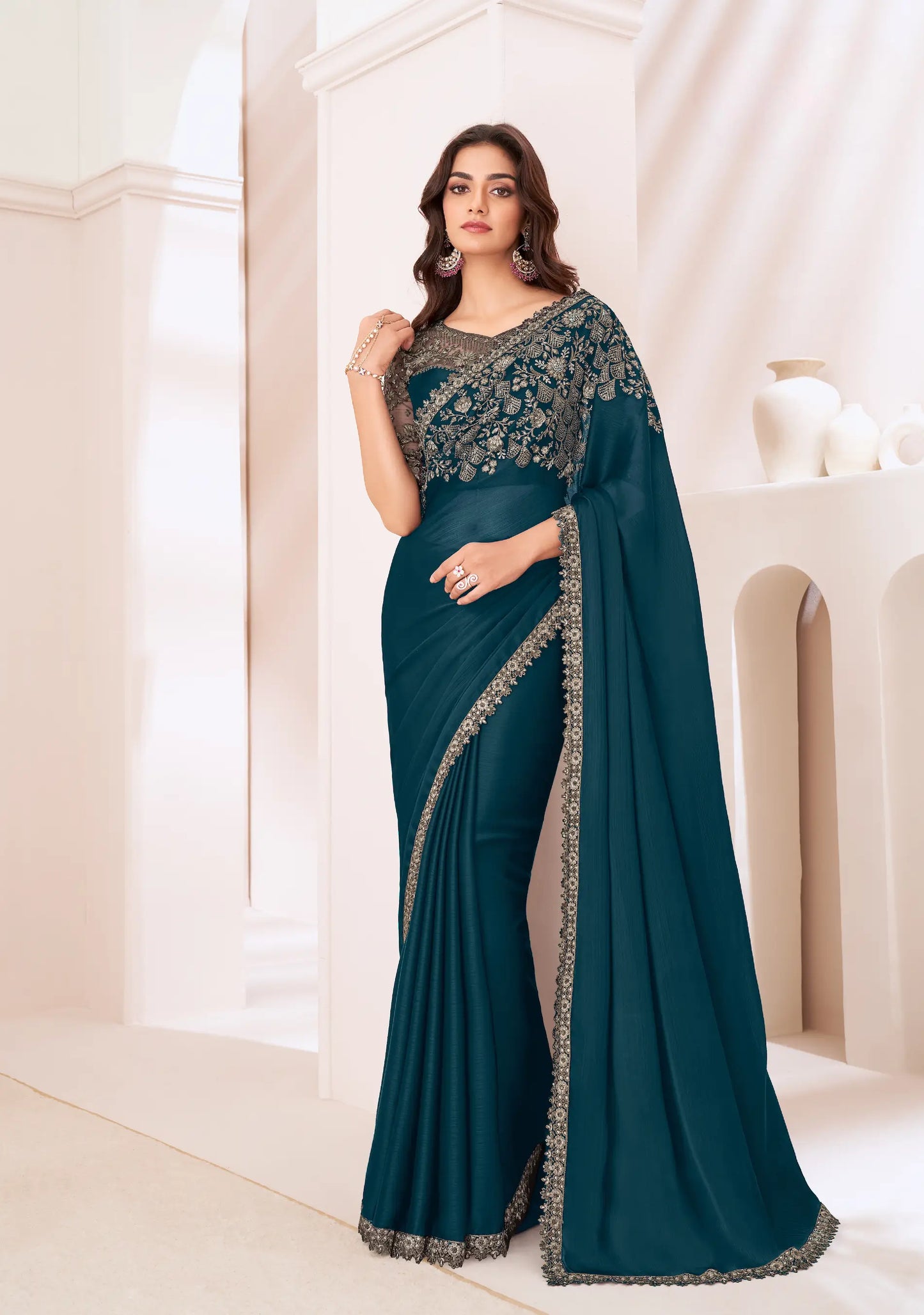 Sari de soirée en satin chiffon bleu-gris avec broderie de sequins et fil