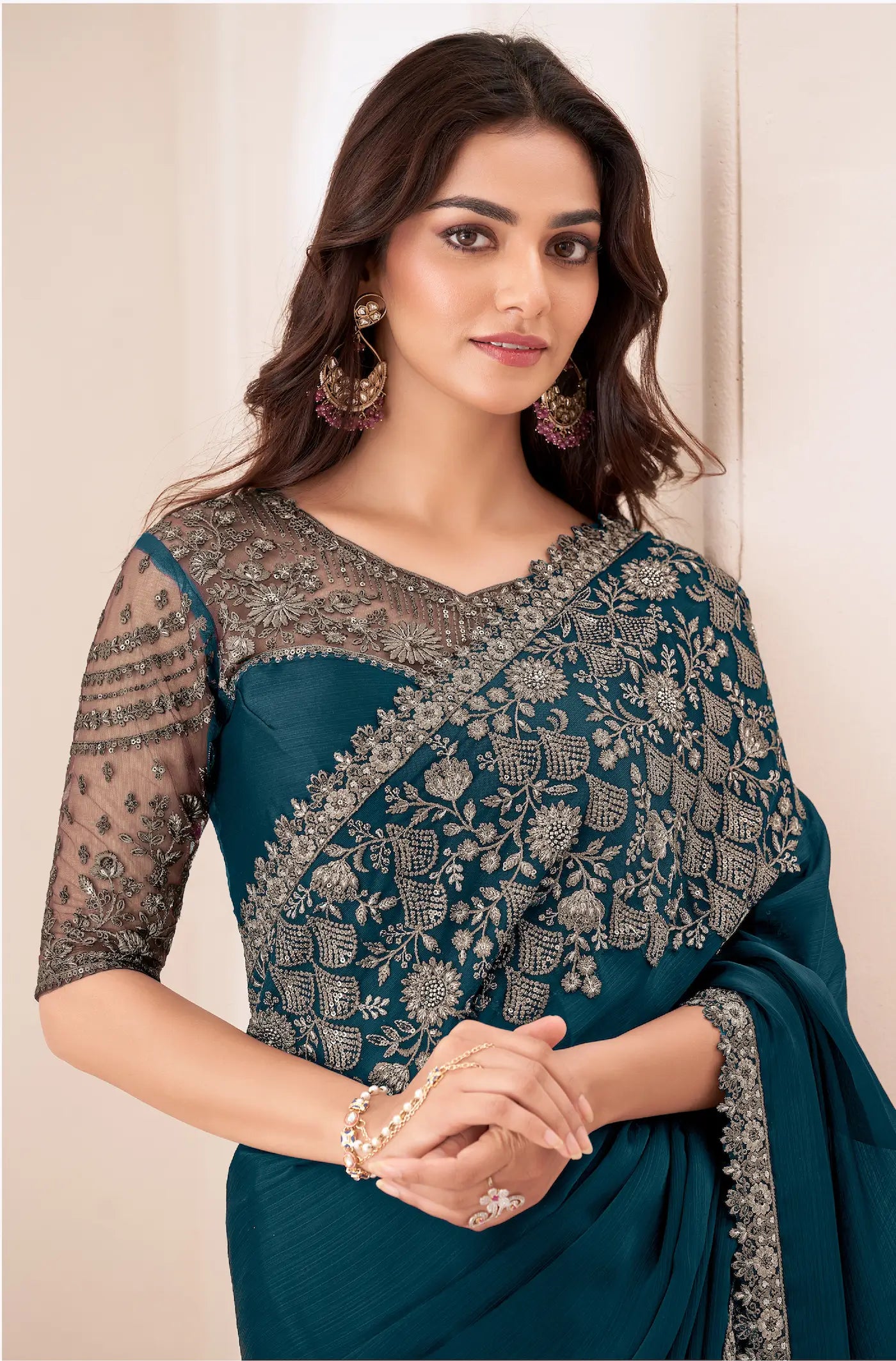Sari de soirée en satin chiffon bleu-gris avec broderie de sequins et fil