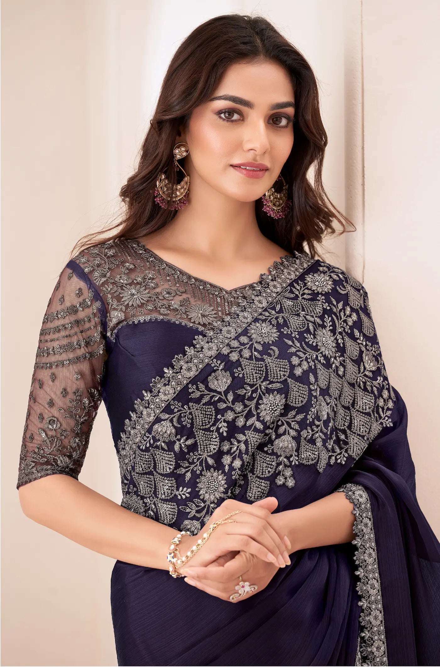 Sari de soirée en satin chiffon bleu marine avec broderie de sequins et fil
