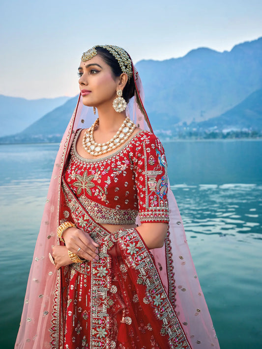 Eleganter rosa-grauer Braut-Lehenga mit Zarkan-Stickerei und Pailletten