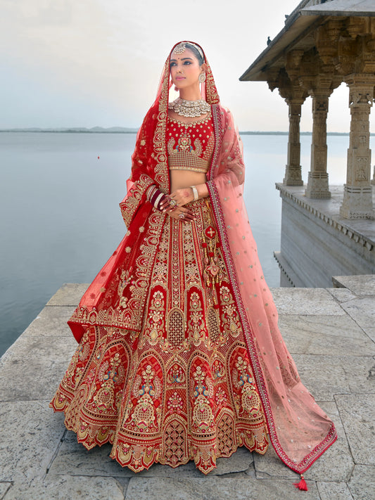 Eleganter rosa-grauer Braut-Lehenga mit Zarkan-Stickerei und Pailletten