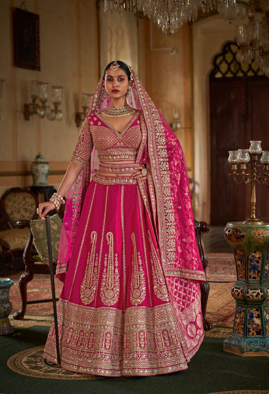 Lehenga de mariée rose fuchsia riche inspiration de créateur COLLECTION SAJYA
