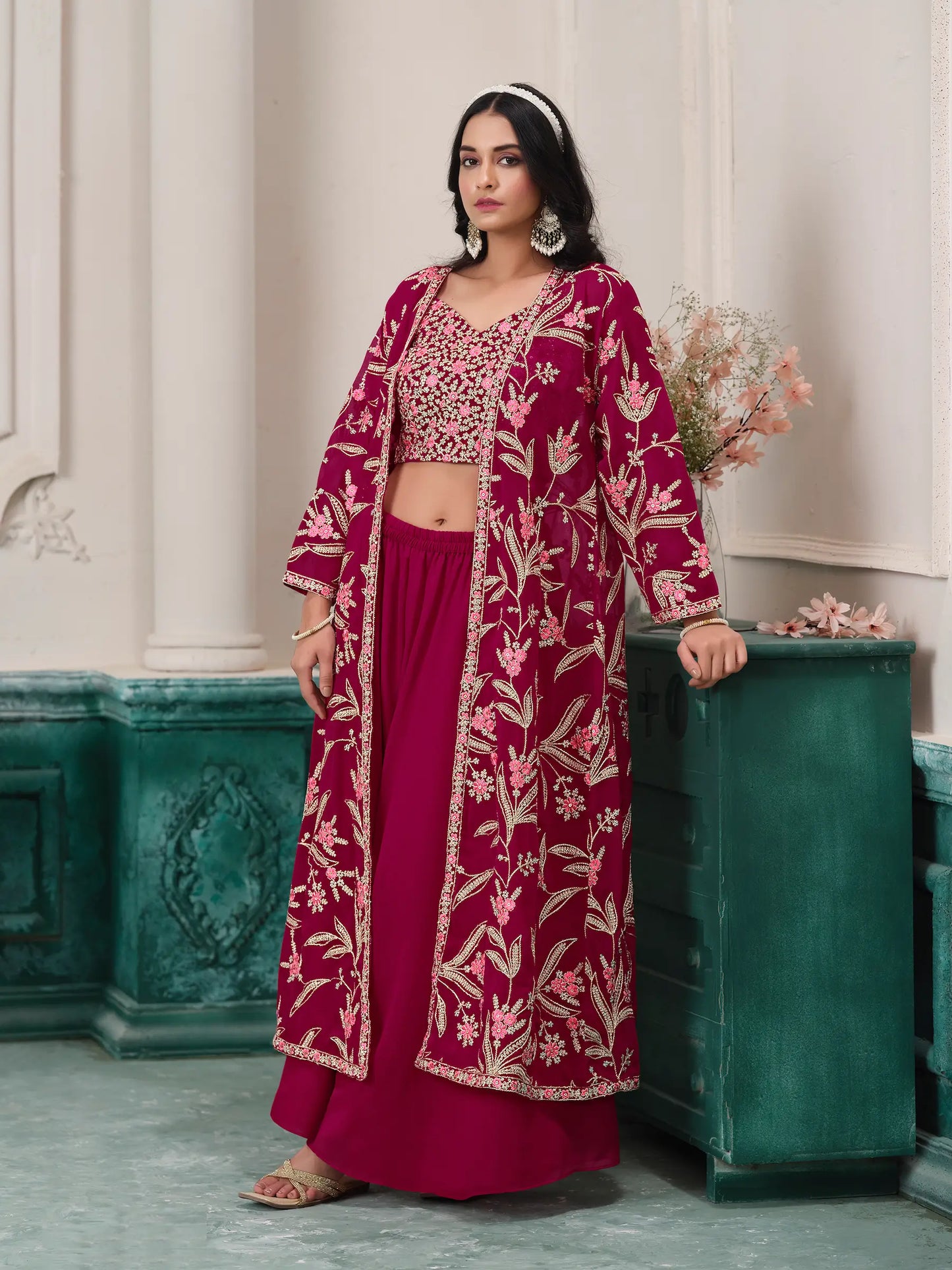 Dunkelrosa indo-westliches Georgette-Ensemble mit Fadenstickerei und Pailletten 
