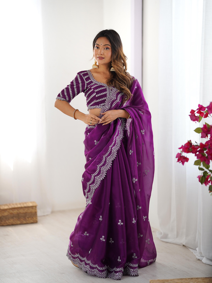 Sari de fête violet scintillant avec broderies et sequins