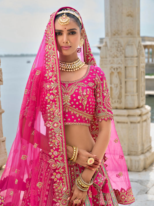 Eleganter rosa-grauer Braut-Lehenga mit Zarkan-Stickerei und Pailletten