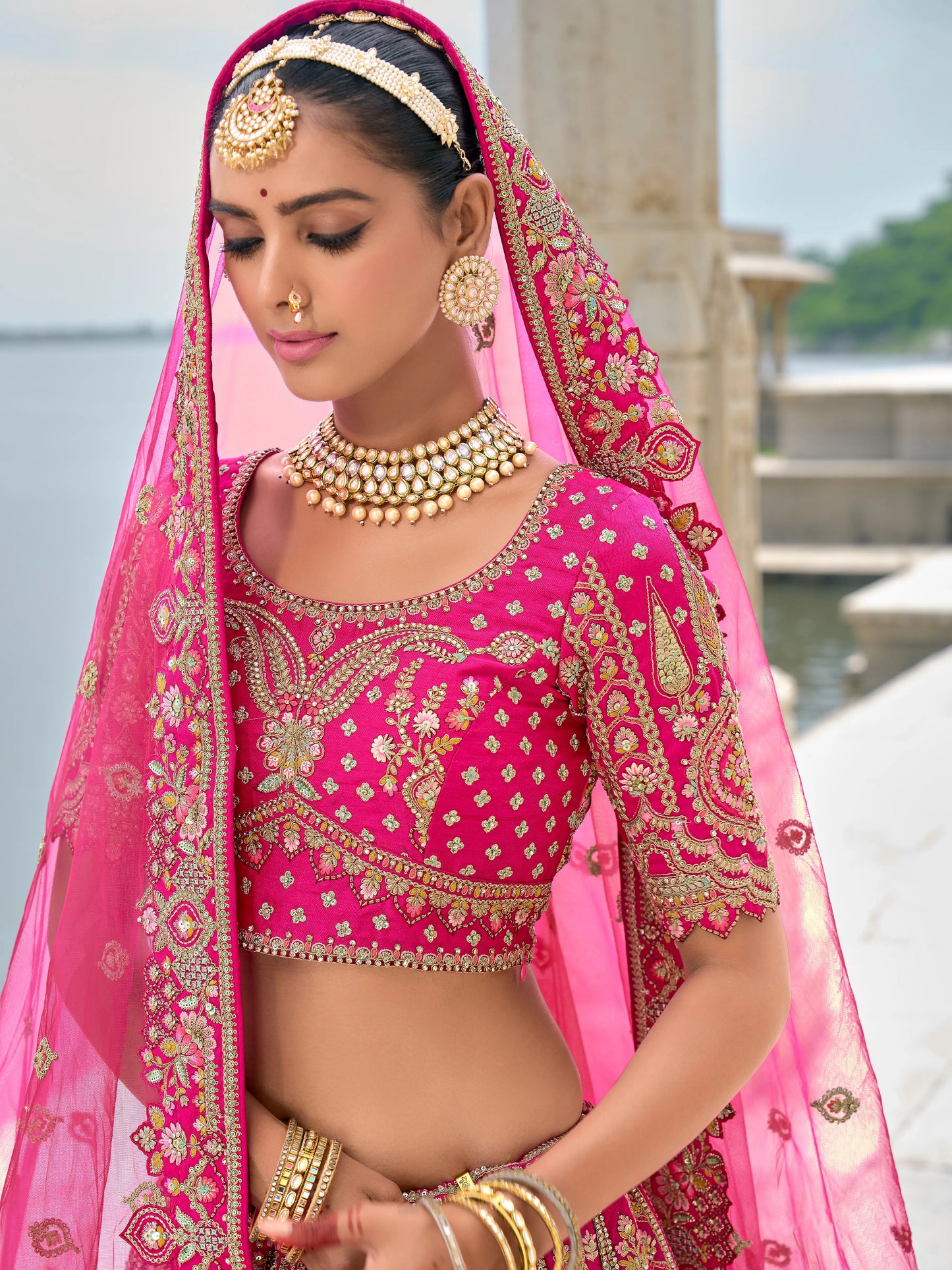Eleganter rosa-grauer Braut-Lehenga mit Zarkan-Stickerei und Pailletten