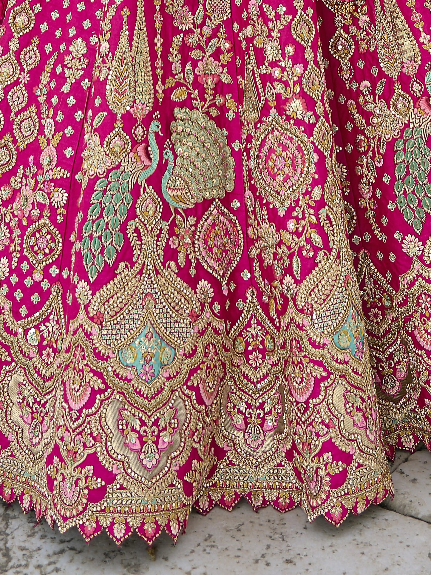 Eleganter rosa-grauer Braut-Lehenga mit Zarkan-Stickerei und Pailletten