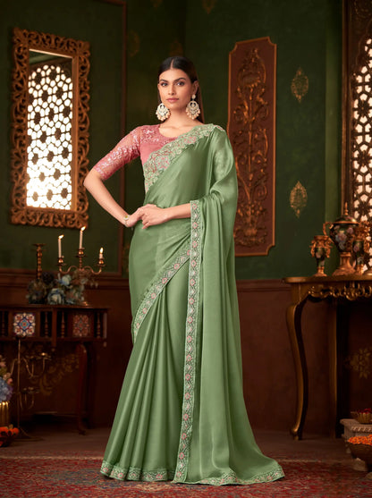 Sari vert pistache en satin soie pour soirée avec broderie au fil et sequins.