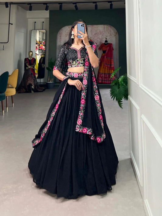 Lehenga choli noir en georgette, sublimé par une broderie au fil et des sequins