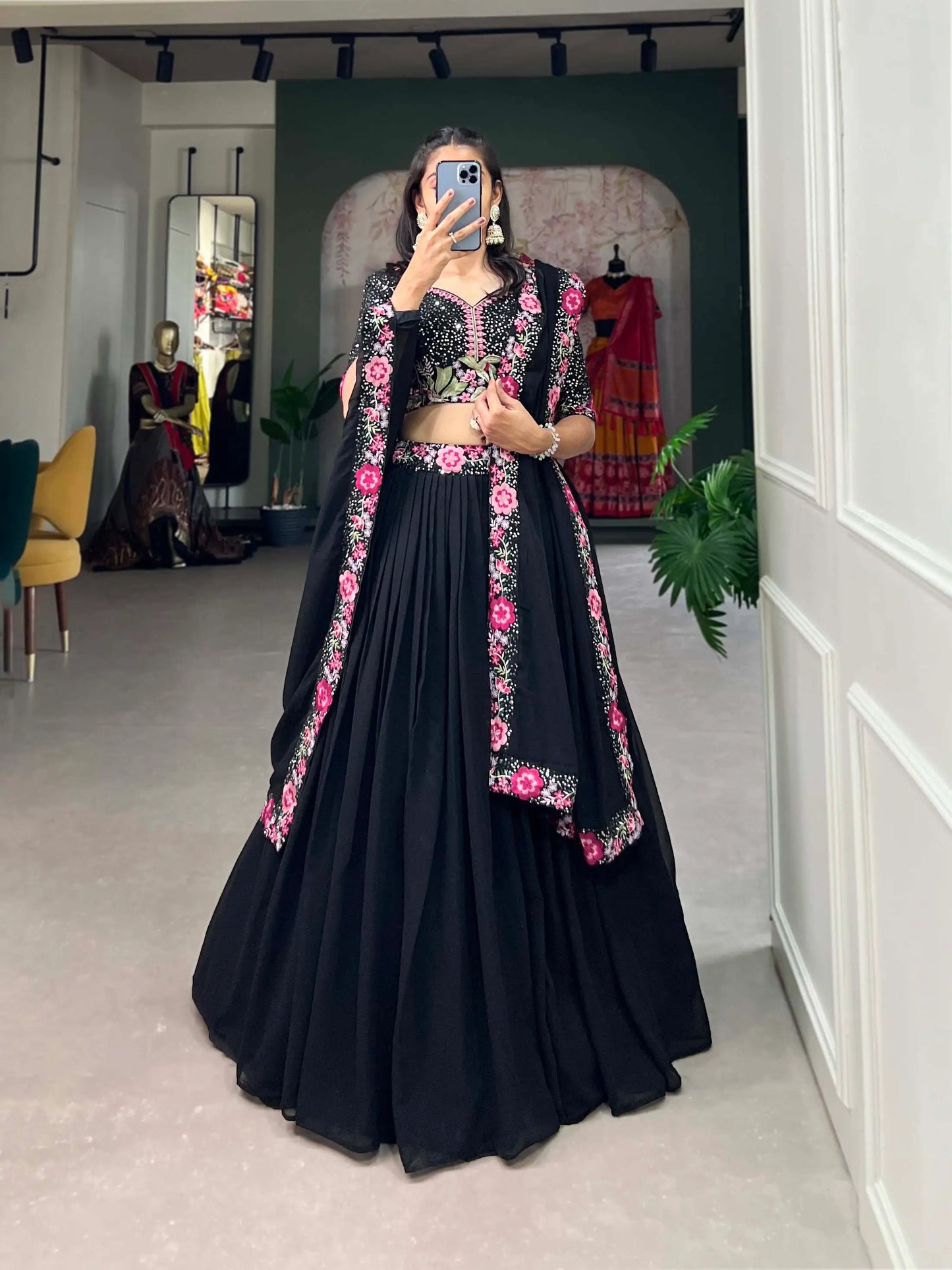 Lehenga choli noir en georgette, sublimé par une broderie au fil et des sequins