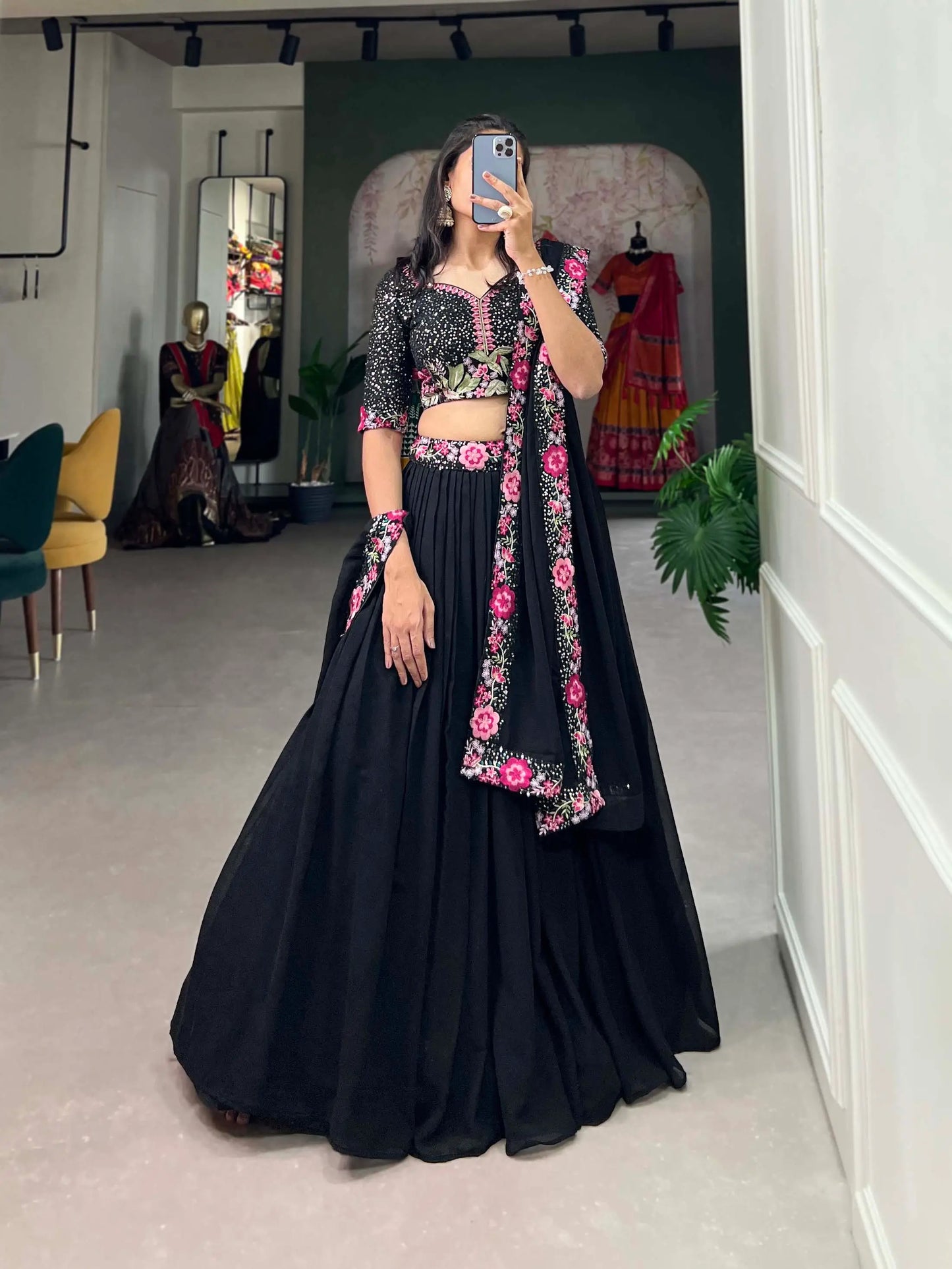 Lehenga choli noir en georgette, sublimé par une broderie au fil et des sequins