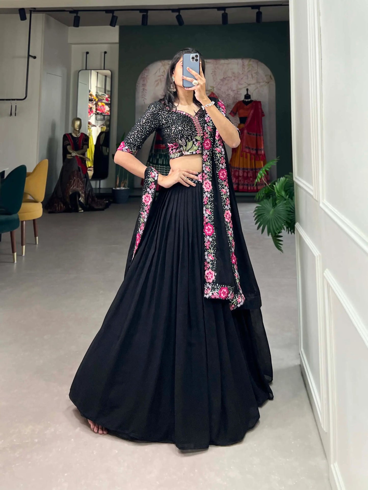 Lehenga choli noir en georgette, sublimé par une broderie au fil et des sequins
