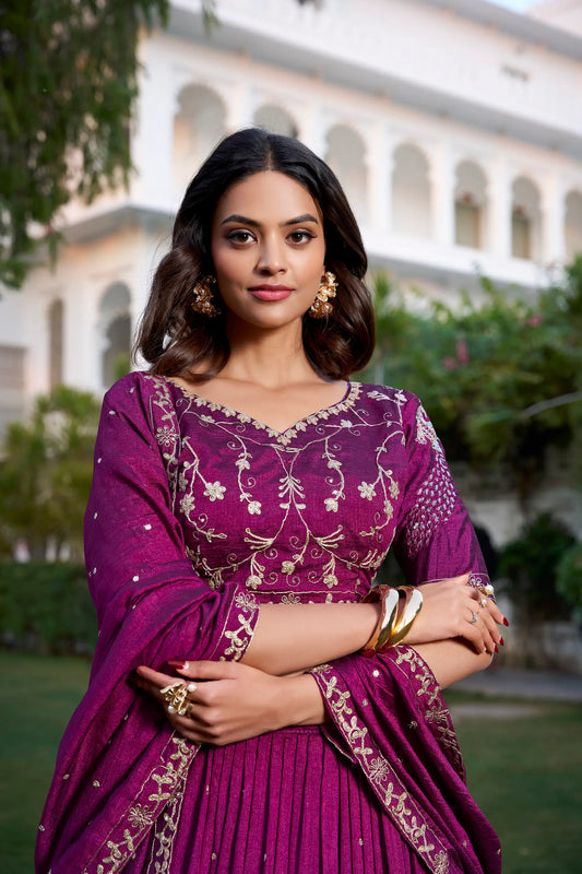 Lehenga choli en soie Vichitra couleur violet raisin, orné de broderies au fil et de sequins pour un éclat raffiné et traditionnel