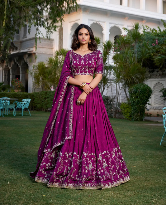 Lehenga choli en soie Vichitra couleur violet raisin, orné de broderies au fil et de sequins pour un éclat raffiné et traditionnel