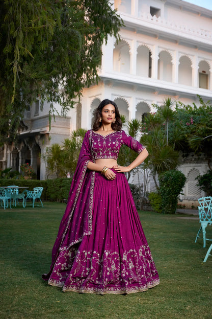 Lehenga choli en soie Vichitra couleur violet raisin, orné de broderies au fil et de sequins pour un éclat raffiné et traditionnel