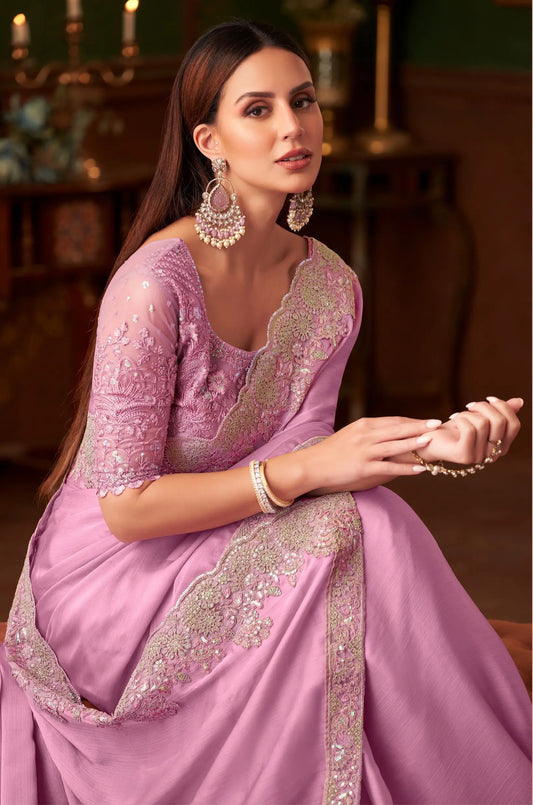 Sari de soirée en chiffon rose pastel avec broderie au fil et sequins
