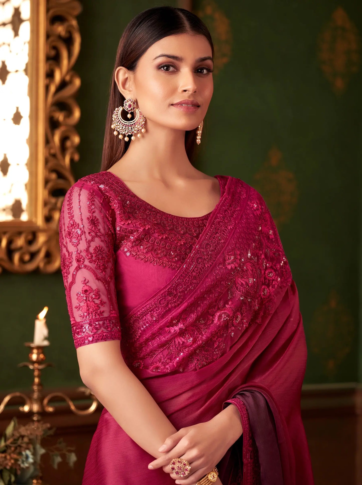 Sari de fête en satin chiffon dégradé rouge cerise avec broderie au fil et aux sequins