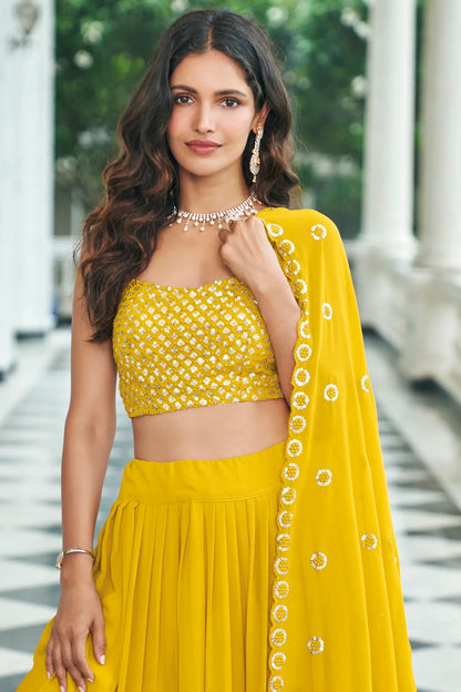 Gelber Georgette-Lehenga-Choli im indo-westlichen Stil mit Fadenstickerei und Pailletten