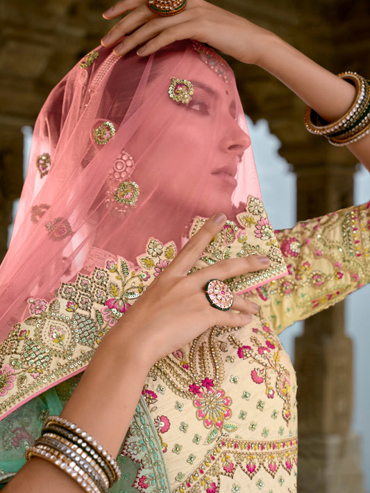 Eleganter rosa-grauer Braut-Lehenga mit Zarkan-Stickerei und Pailletten