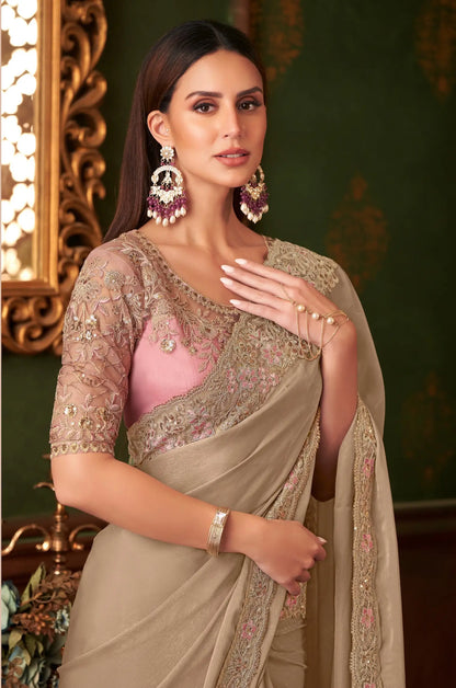 Sari de soirée en soie georgette beige poudré avec broderie au fil et aux sequins
