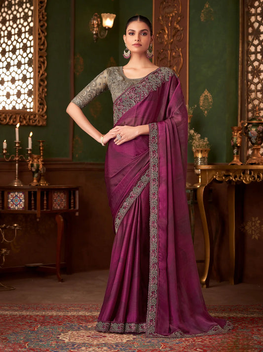 Rötlich-violetter Party-Sari aus Seidenchiffon mit Farbverlauf und Faden- und Paillettenstickerei