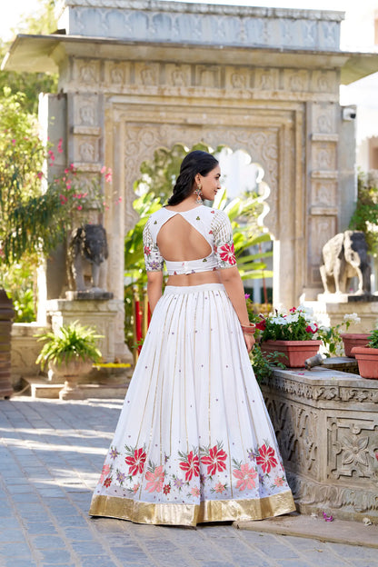 Lehenga Choli versatile en georgette blanche avec broderies en sequins et fil COLLECTION RANI