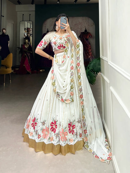 Lehenga Choli versatile en georgette blanche avec broderies en sequins et fil COLLECTION RANI