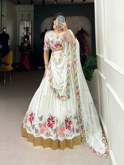 Lehenga Choli versatile en georgette blanche avec broderies en sequins et fil COLLECTION RANI