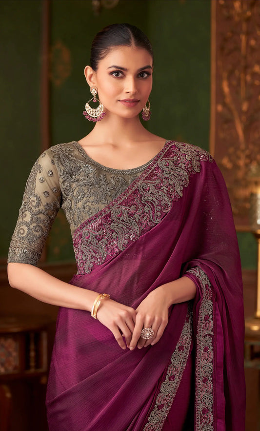 Sari rouge violacé en chiffon de soie dégradé pour fêtes avec broderie au fil et aux sequins