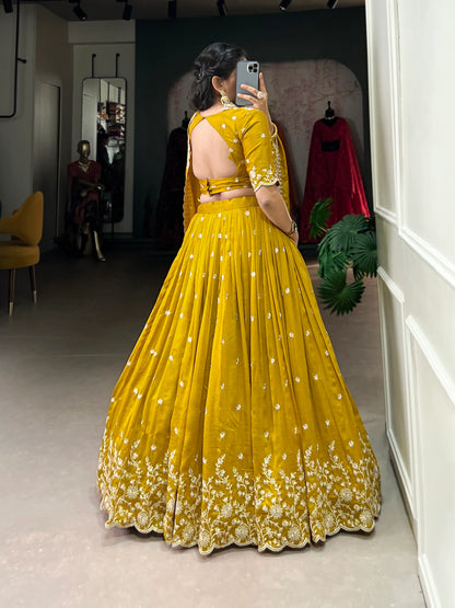 Lehenga Choli en soie Vichitra jaune avec travail de broderie au fil et sequins