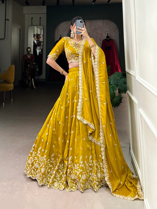 Lehenga Choli en soie Vichitra jaune avec travail de broderie au fil et sequins
