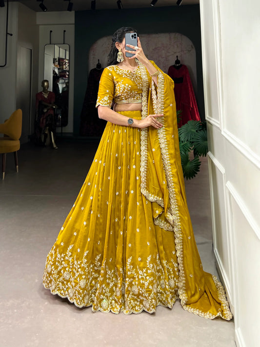 Lehenga Choli en soie Vichitra jaune avec travail de broderie au fil et sequins