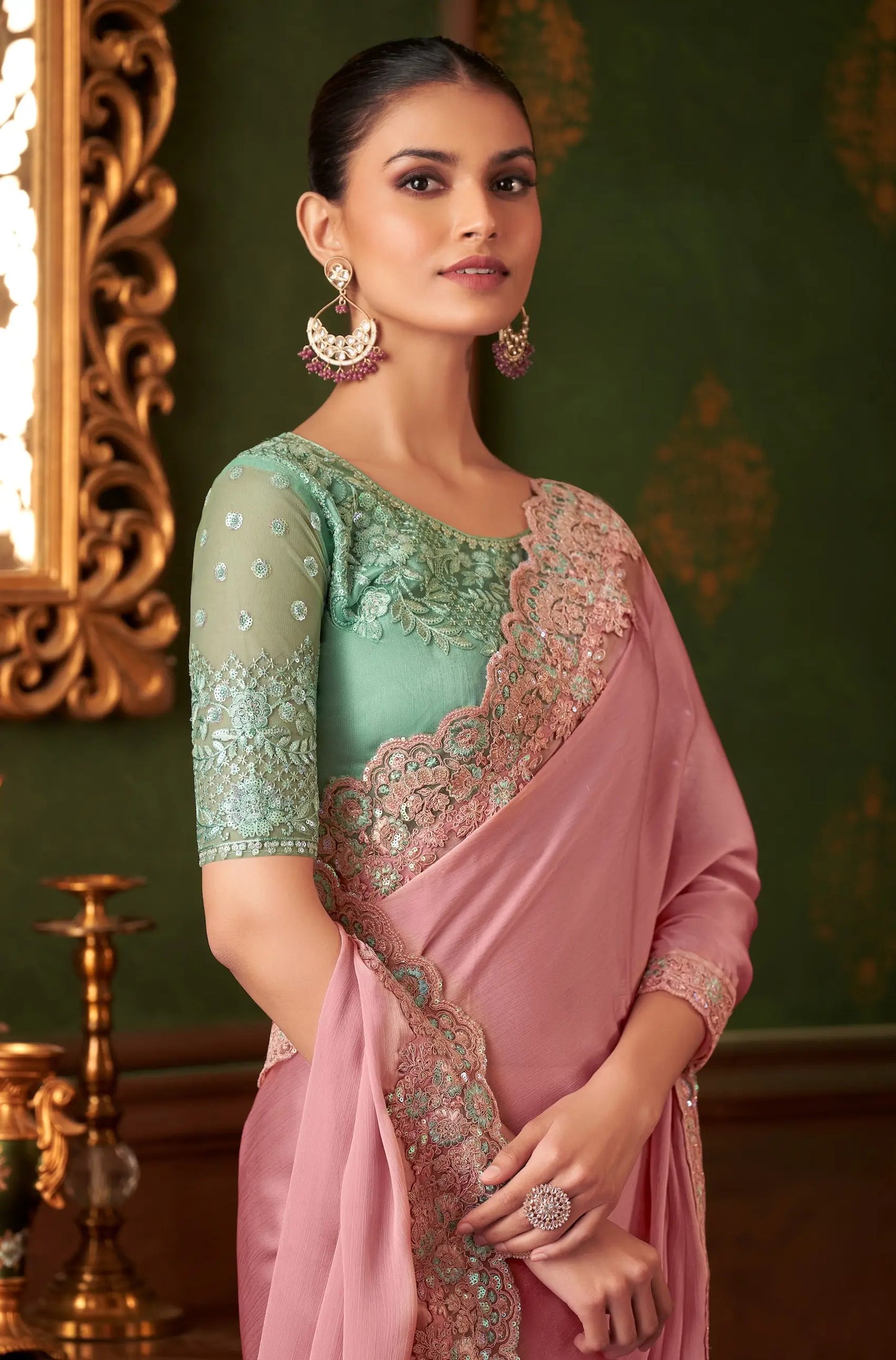 Sari de fête en soie chiffon rose poudré avec broderies au fil et sequins