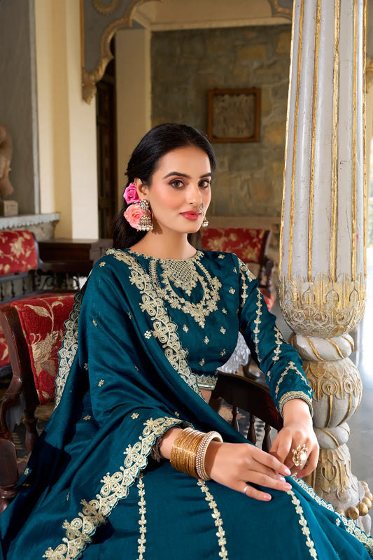 Lehenga choli en soie Vichitra bleu sarcelle avec broderies de sequins et de fil