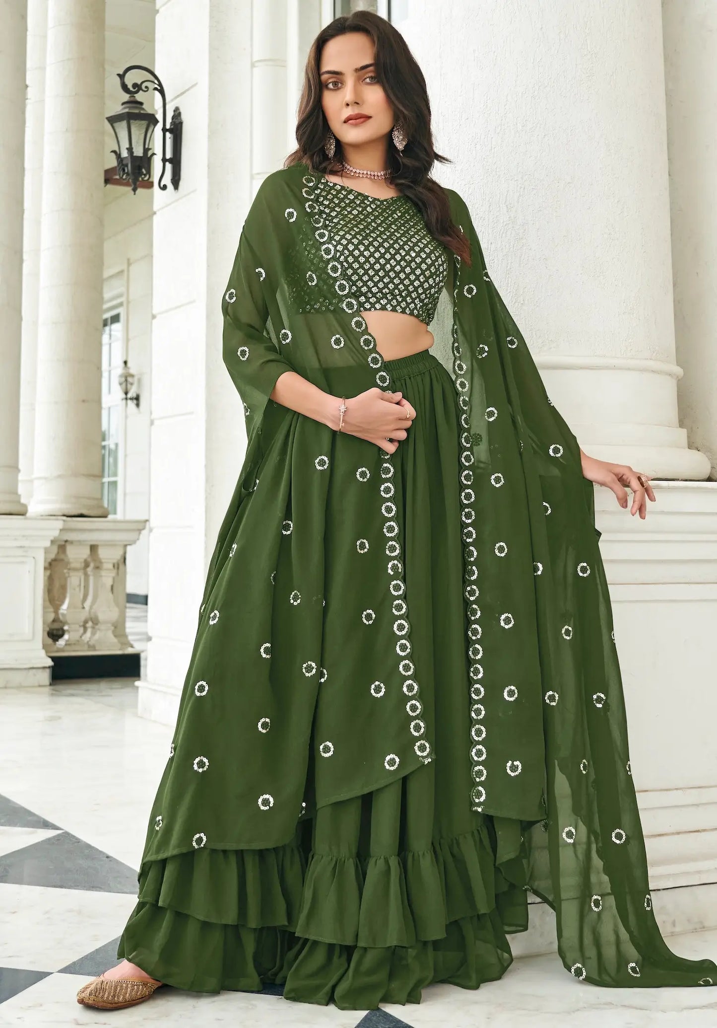 Olivgrüner Georgette-Lehenga-Choli im indo-westlichen Stil mit Fadenstickerei und Pailletten